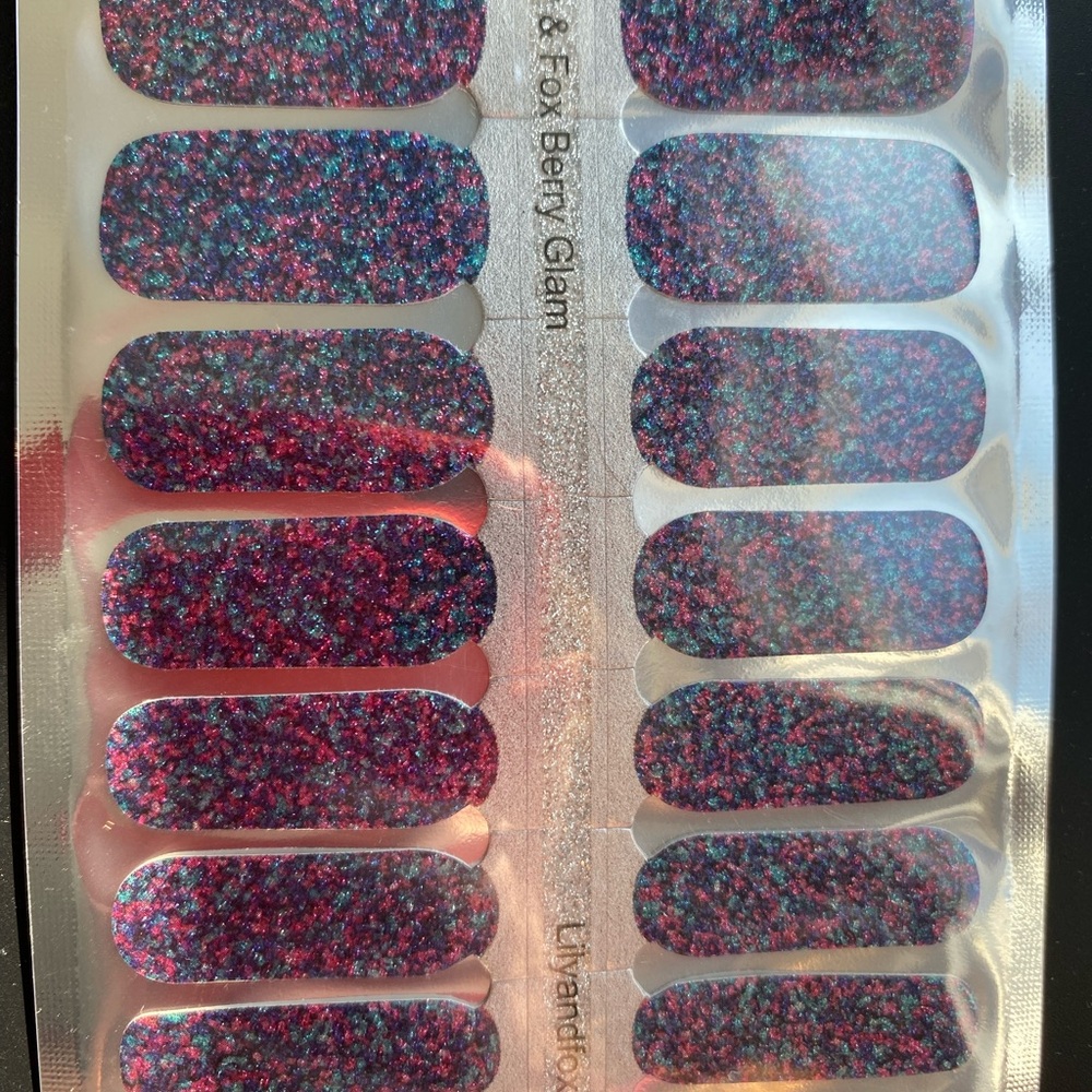 Lily & Fox Berry Glam nail strips